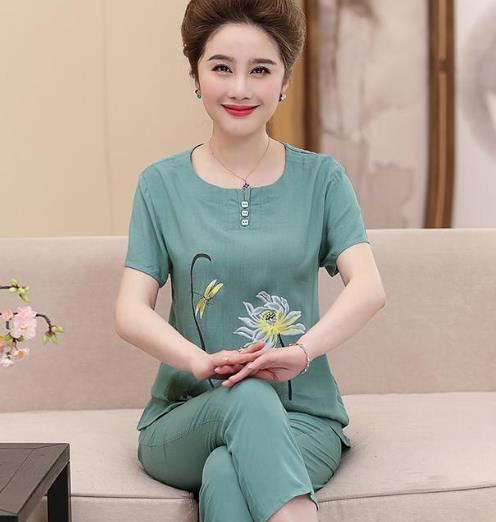 适合妈妈穿的时尚套装 上身显白又高贵（图