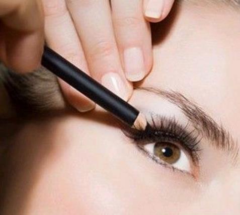 眼线液怎么用 教你眼线液的画法和技巧(图) 眼线液怎么用 教你眼线液的画法和技巧(图)