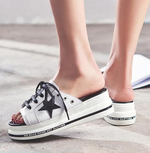 懒妹子的福音 一双简约不失时髦感的凉拖