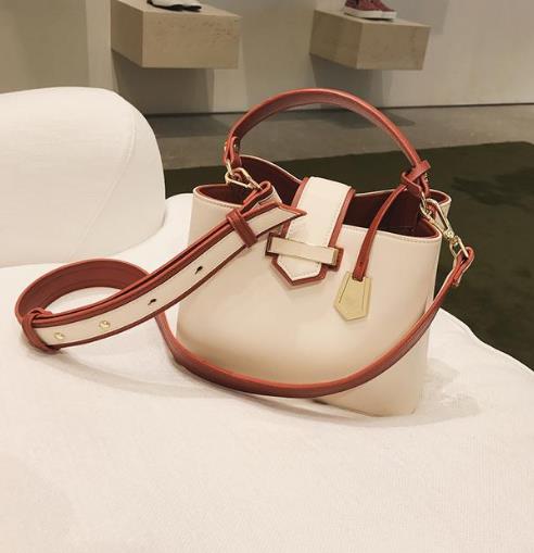 众星都爱的时尚斜跨包 彰显经典潮流（图）