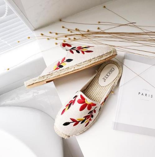 别穿小白鞋了 今年流行洋气的花朵帆布鞋