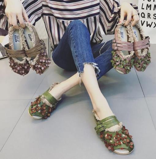 别穿小白鞋了 今年流行洋气的花朵帆布鞋