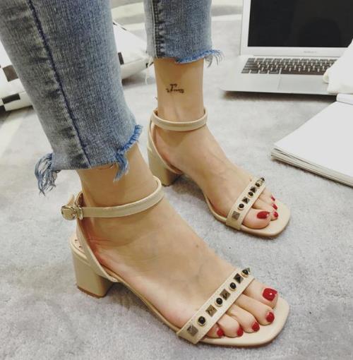 韩版水钻凉鞋搭配 这个夏天让你美个够（图）