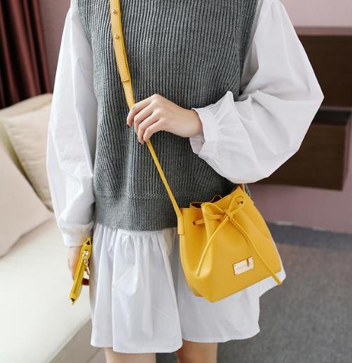 2018新款潮蛇纹小方包 尽显性感魅力（图）