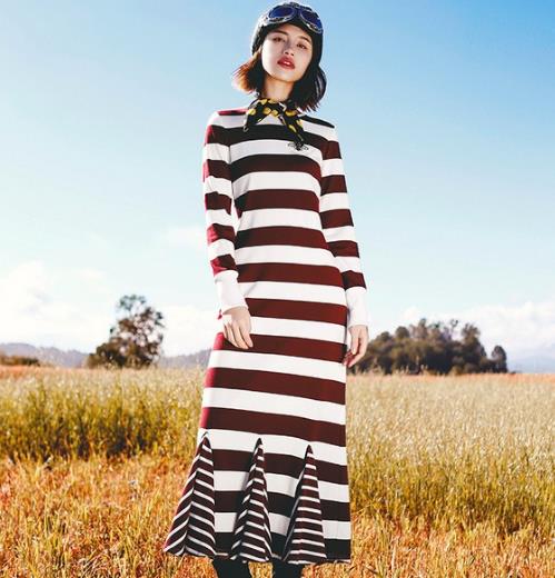 单穿打底都好看的刺绣条纹长裙搭配示范(图) 单穿打底都好看的刺绣条纹长裙搭配示范(图)