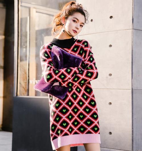 单穿打底都好看的刺绣条纹长裙搭配示范(图) 单穿打底都好看的刺绣条纹长裙搭配示范(图)