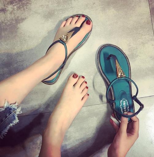 夏日出游 怎么少得了一双上镜的平底凉鞋（图）