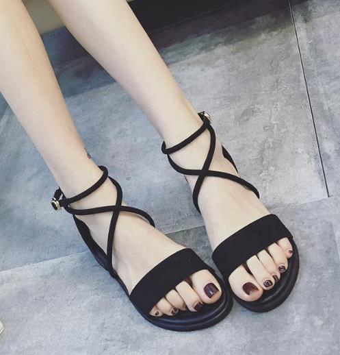 夏日出游 怎么少得了一双上镜的平底凉鞋（图）