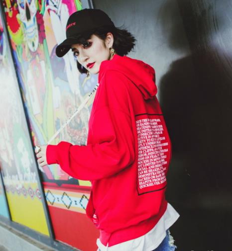 春季是穿卫衣的好季节 彰显时尚风范（图）