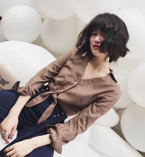 没几件性感v领衫都不敢说自己会穿搭（图）