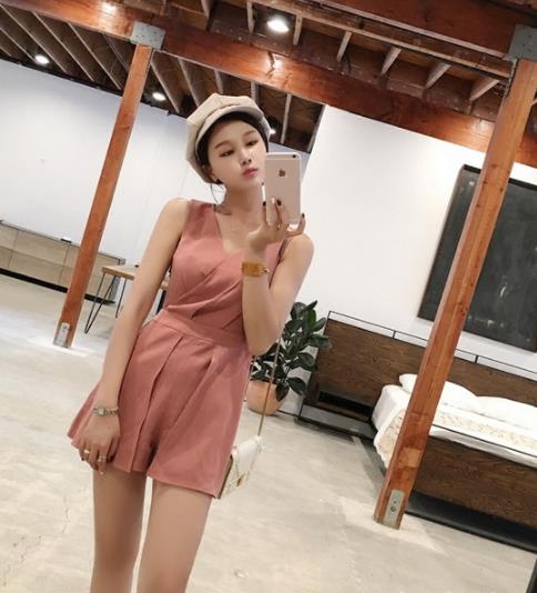 懒人愁穿搭 不妨来一条连体裤（图）