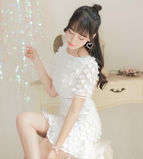 蕾丝连衣裙搭配示范 打造时尚轻熟风（图）