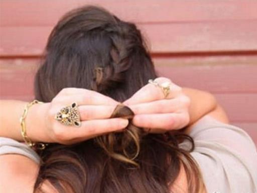 超唯美法式编发图解 彰显知性美(图) 超唯美法式编发图解 彰显知性美(图)