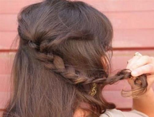 超唯美法式编发图解 彰显知性美(图) 超唯美法式编发图解 彰显知性美(图)