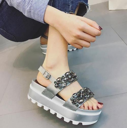 今夏最流行的时尚凉鞋 分分钟魅力直升