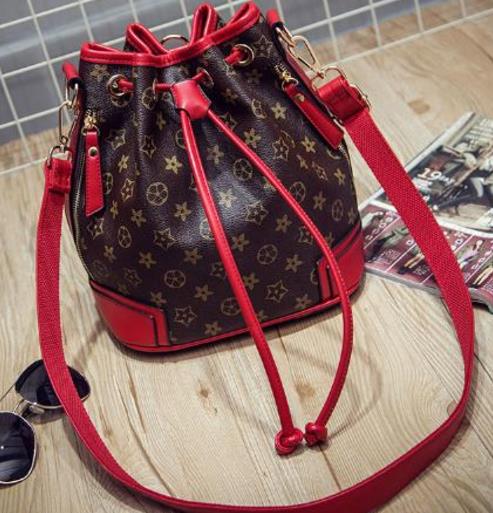 明星同款真皮水桶包 让你离女神更近一步(图) 明星同款真皮水桶包 让你离女神更近一步(图)