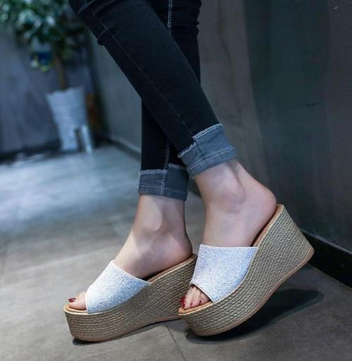 小个子的福音 厚底拖鞋显高又好看（图）