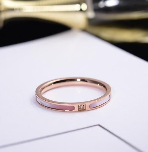 深受年轻人喜欢的钛钢时尚戒指：优雅显气质