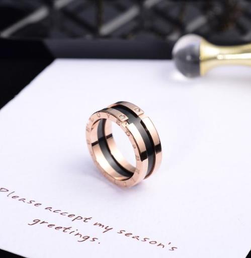 深受年轻人喜欢的钛钢时尚戒指：优雅显气质