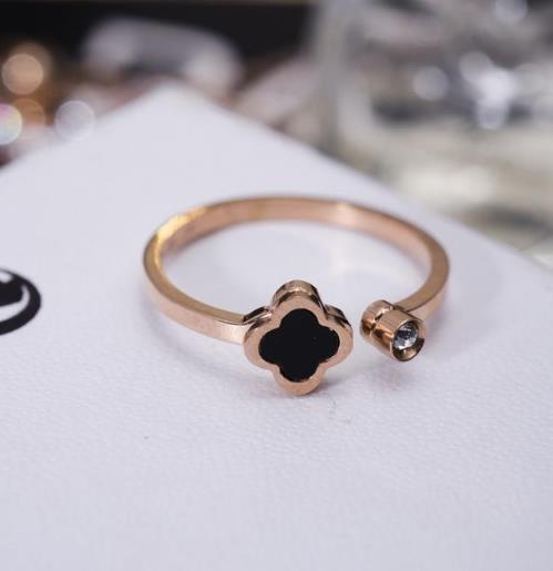 深受年轻人喜欢的钛钢时尚戒指：优雅显气质