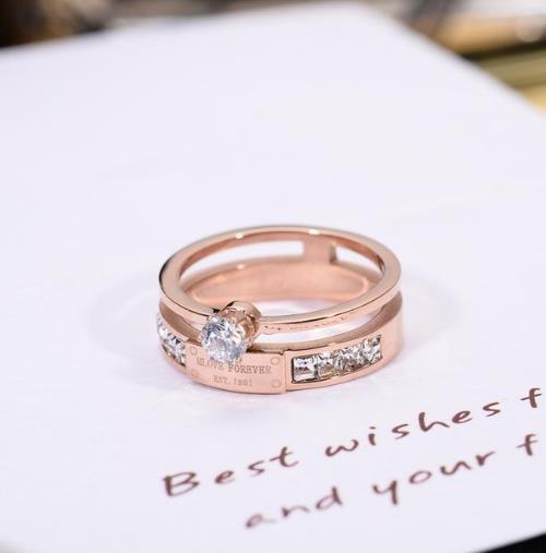 深受年轻人喜欢的钛钢时尚戒指：优雅显气质