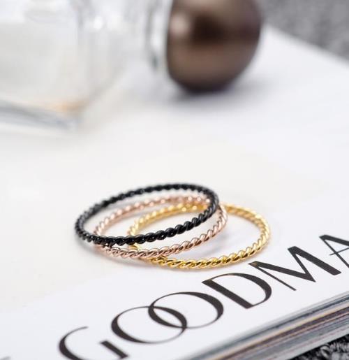 深受年轻人喜欢的钛钢时尚戒指：优雅显气质