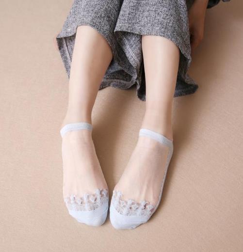 玻璃水晶丝袜搭配小白鞋：百搭又性感