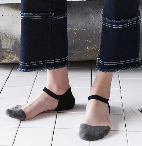 玻璃水晶丝袜搭配小白鞋：百搭又性感