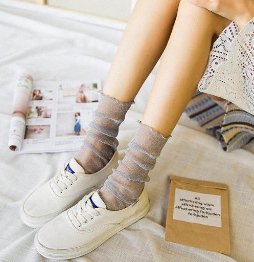 玻璃水晶丝袜搭配小白鞋：百搭又性感