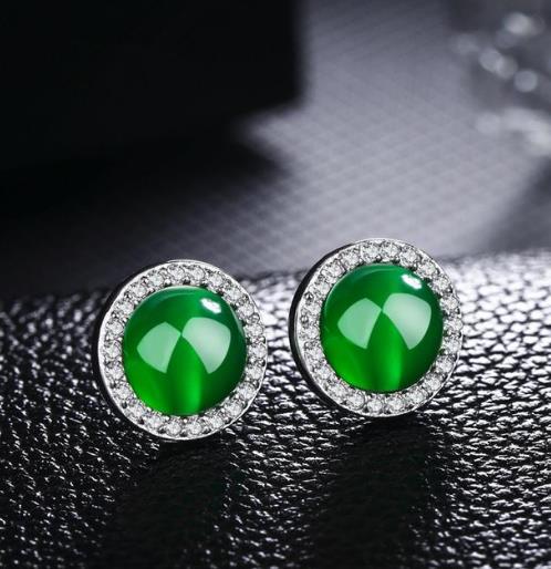 露脖子露腿的季节 耳饰也是不可忽视的