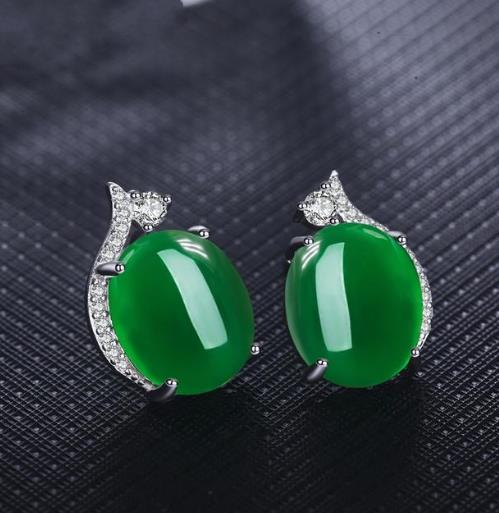 露脖子露腿的季节 耳饰也是不可忽视的