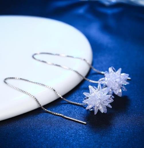 露脖子露腿的季节 耳饰也是不可忽视的