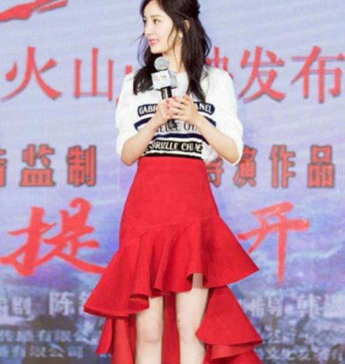 杨幂带火了半身裙 5款半身裙搭配美如少女(图) 杨幂带火了半身裙 5款半身裙搭配美如少女(图)