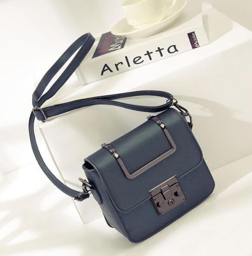 每个女生都应该有一款百搭又时尚的斜挎包（图）