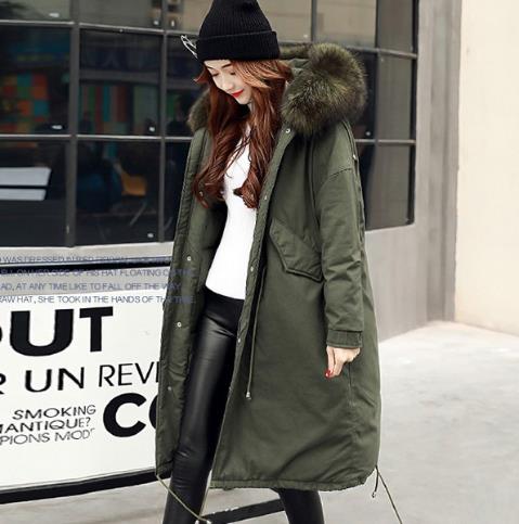 御寒必备时尚羽绒服：显瘦减龄大毛领羽绒服搭配