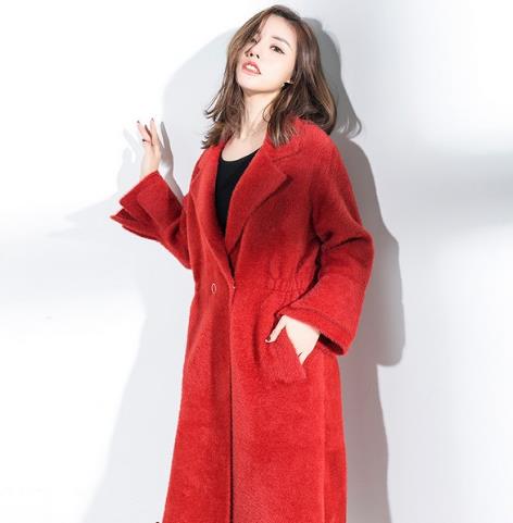 过年大红色金丝绒短外套才能镇得住场面(图) 过年大红色金丝绒短外套才能镇得住场面(图)