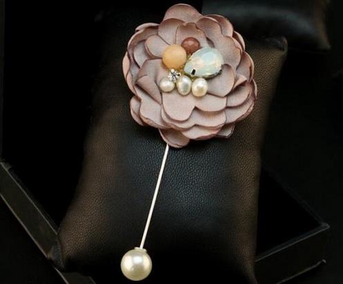 衣服美不美 关键看胸针怎么搭配（图）