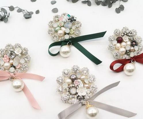 衣服美不美 关键看胸针怎么搭配（图）