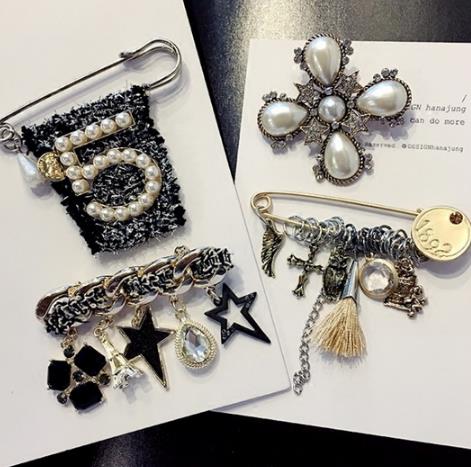 衣服美不美 关键看胸针怎么搭配（图）