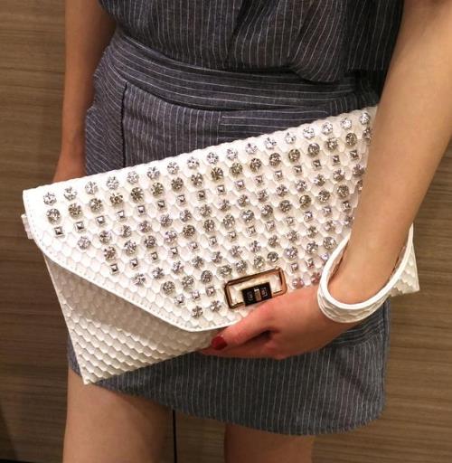 今年流行钻石镶钻手拿包 彰显女性成熟优雅 今年流行钻石镶钻手拿包 彰显女性成熟优雅