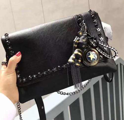 今年流行钻石镶钻手拿包 彰显女性成熟优雅