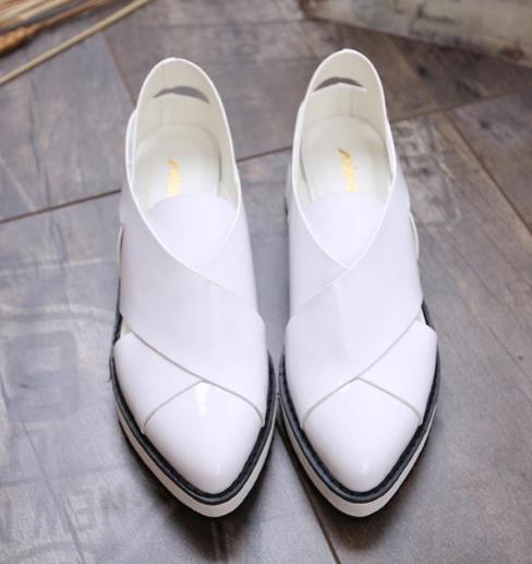 职业女性妙龄少女都穿这款复古尖头粗跟鞋（图）