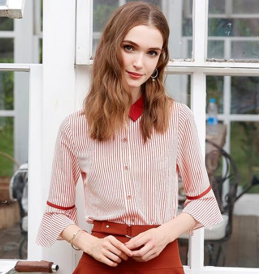 荷叶边条纹衬衫怎么搭配下装:打造复古少女心 荷叶边条纹衬衫怎么搭配下装:打造复古少女心