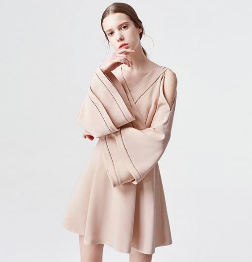 专属锁骨的小性感 早春针织衫也能办得到（图）