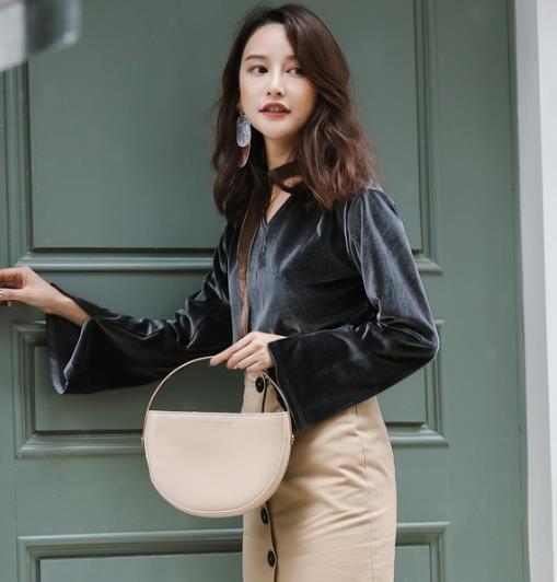 宽松丝绒卫衣搭配小皮裙：打造春日时尚潮流