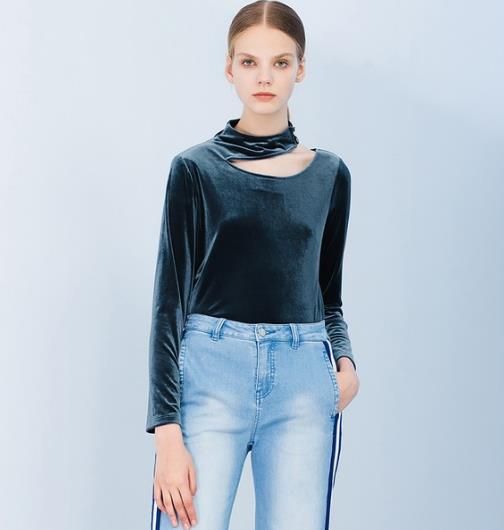 宽松丝绒卫衣搭配小皮裙：打造春日时尚潮流