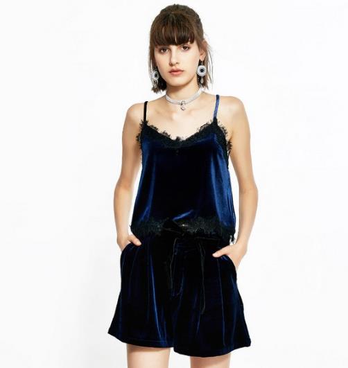 宽松丝绒卫衣搭配小皮裙：打造春日时尚潮流