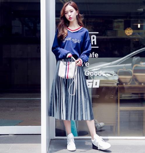 宽松丝绒卫衣搭配小皮裙：打造春日时尚潮流