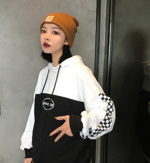 卫衣搭配百褶裙 实用凸显造型两不误（图）