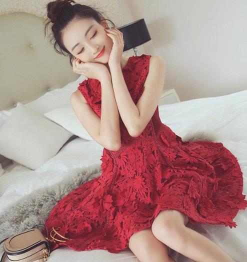 凸显性感小蛮腰的蕾丝连衣裙搭配示范(图) 凸显性感小蛮腰的蕾丝连衣裙搭配示范(图)